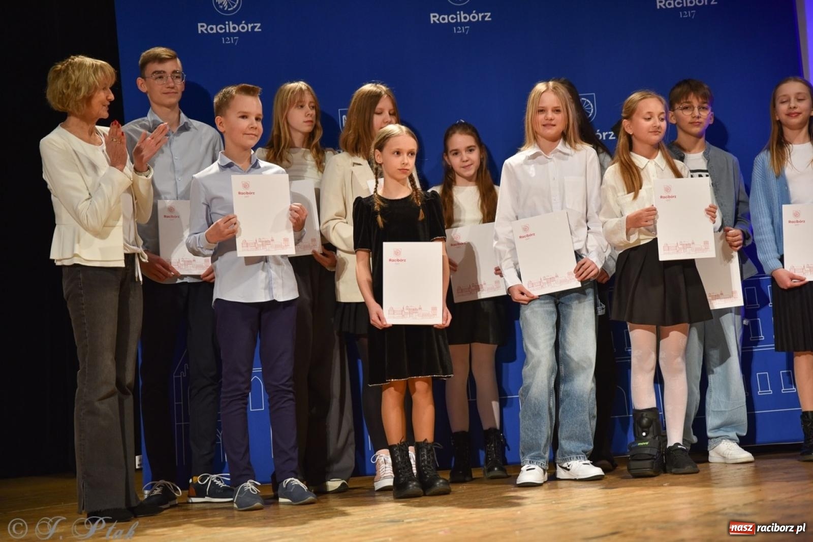 Zdjęcie w galerii na portalu naszraciborz.pl: Racibórz. Uroczyste rozdanie stypendiów za wyniki w nauce [FOTO i WIDEO] wiadomości z regionu