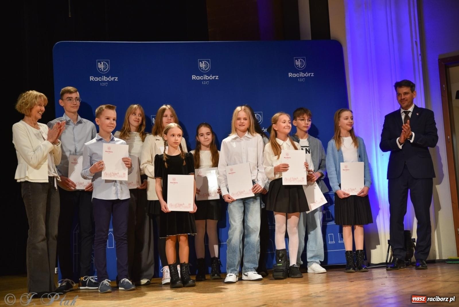 Zdjęcie w galerii na portalu naszraciborz.pl: Racibórz. Uroczyste rozdanie stypendiów za wyniki w nauce [FOTO i WIDEO] wiadomości z regionu