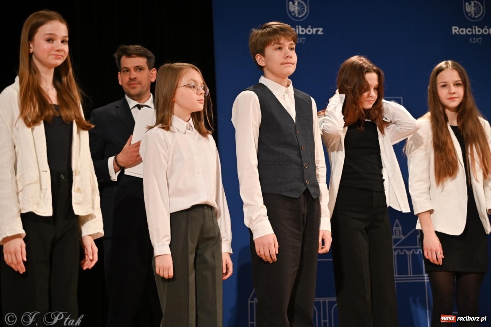 Zdjęcie w galerii na portalu naszraciborz.pl: Racibórz. Uroczyste rozdanie stypendiów za wyniki w nauce [FOTO i WIDEO] wiadomości z regionu