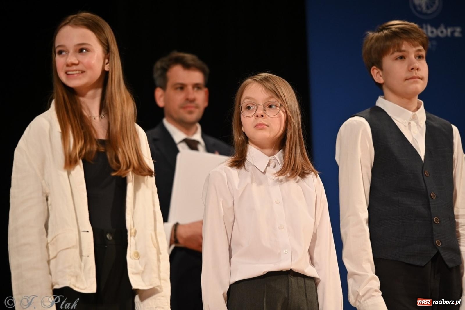 Zdjęcie w galerii na portalu naszraciborz.pl: Racibórz. Uroczyste rozdanie stypendiów za wyniki w nauce [FOTO i WIDEO] wiadomości z regionu