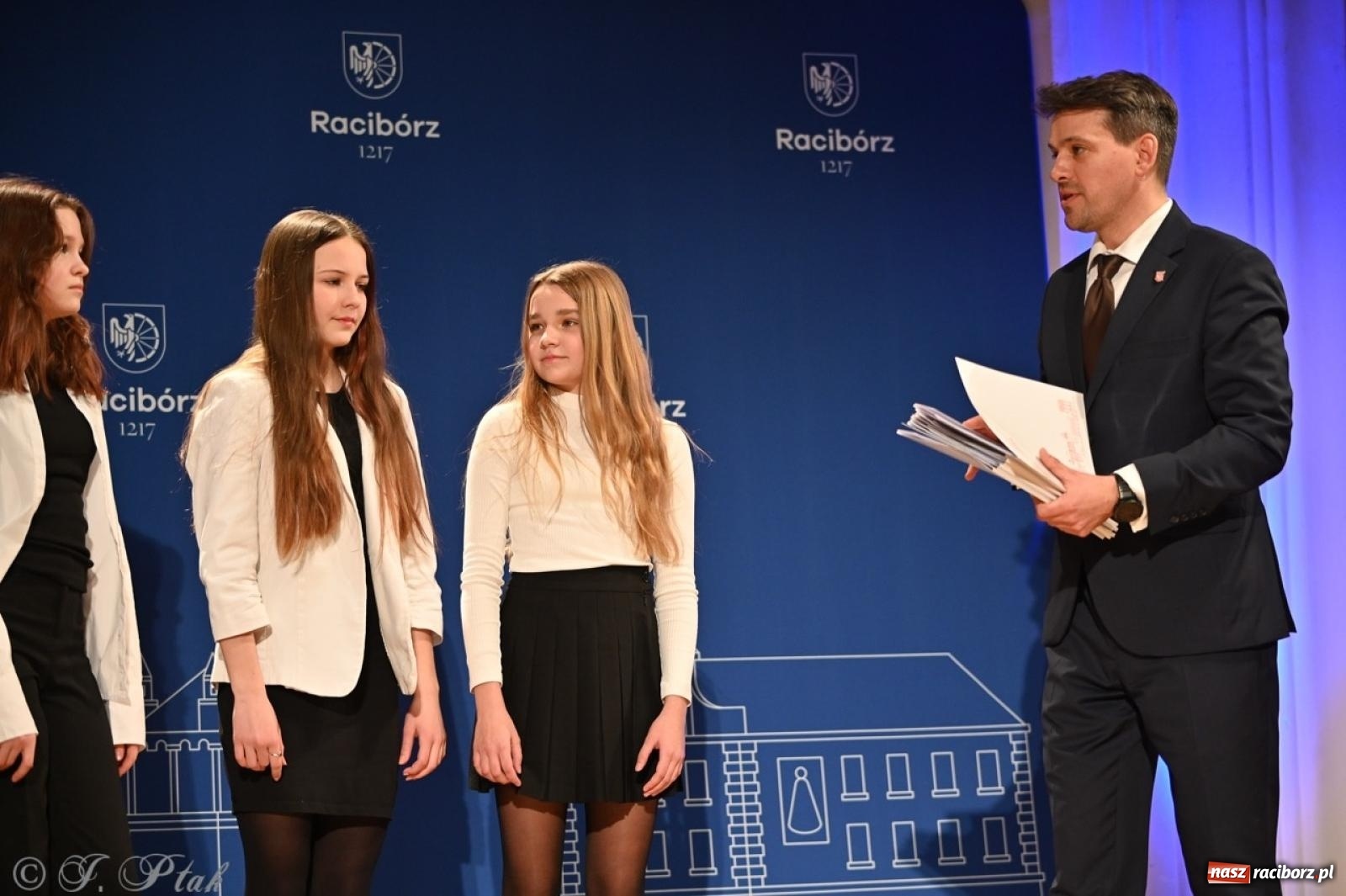 Zdjęcie w galerii na portalu naszraciborz.pl: Racibórz. Uroczyste rozdanie stypendiów za wyniki w nauce [FOTO i WIDEO] wiadomości z regionu