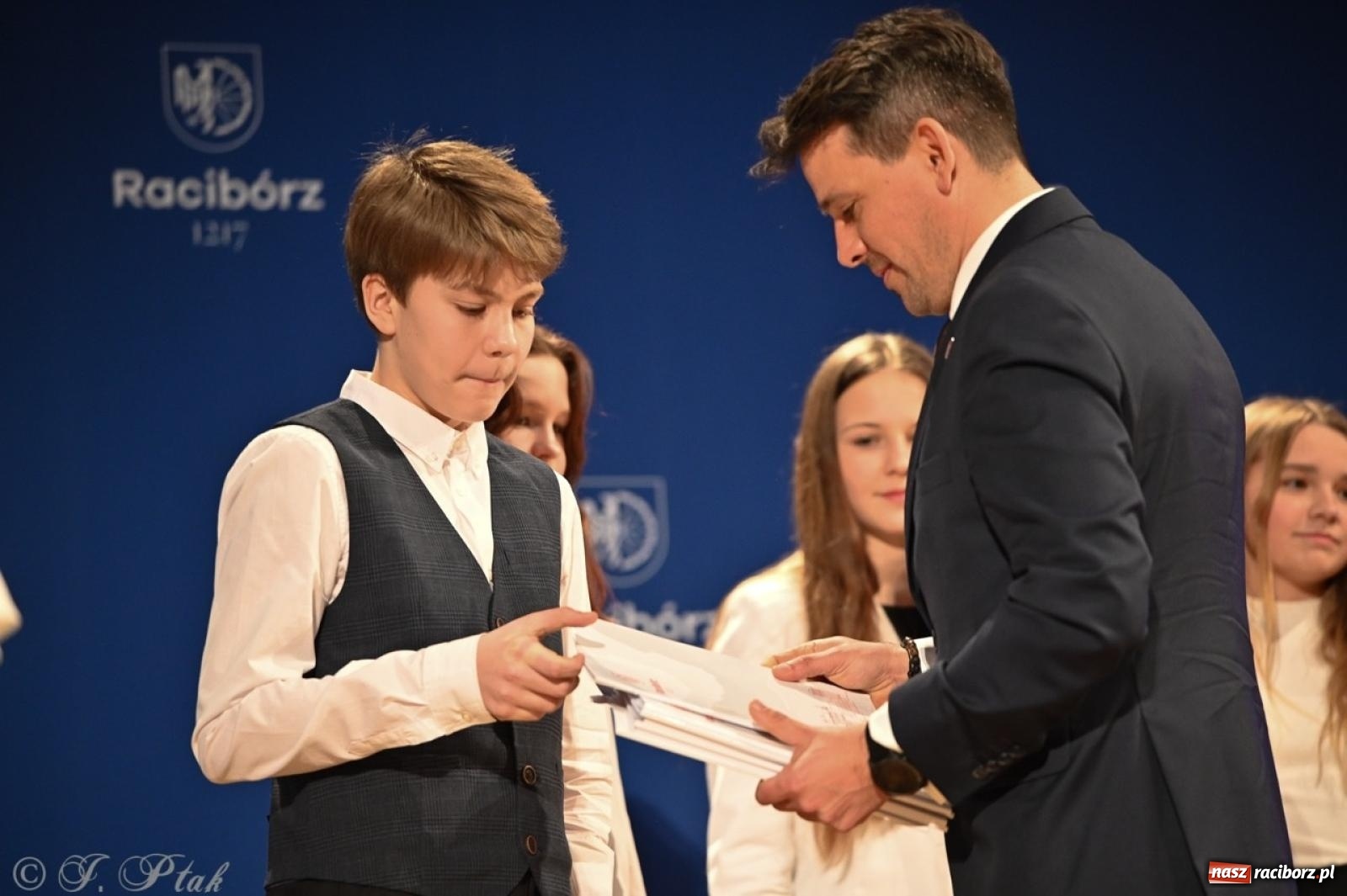 Zdjęcie w galerii na portalu naszraciborz.pl: Racibórz. Uroczyste rozdanie stypendiów za wyniki w nauce [FOTO i WIDEO] wiadomości z regionu