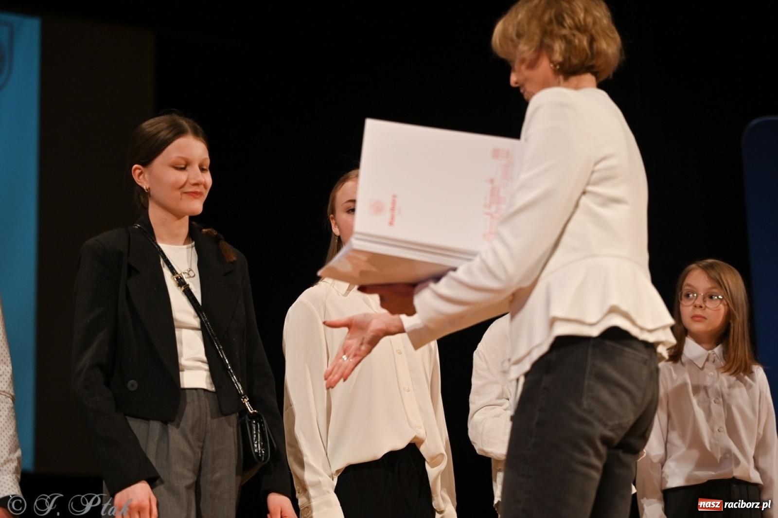 Zdjęcie w galerii na portalu naszraciborz.pl: Racibórz. Uroczyste rozdanie stypendiów za wyniki w nauce [FOTO i WIDEO] wiadomości z regionu