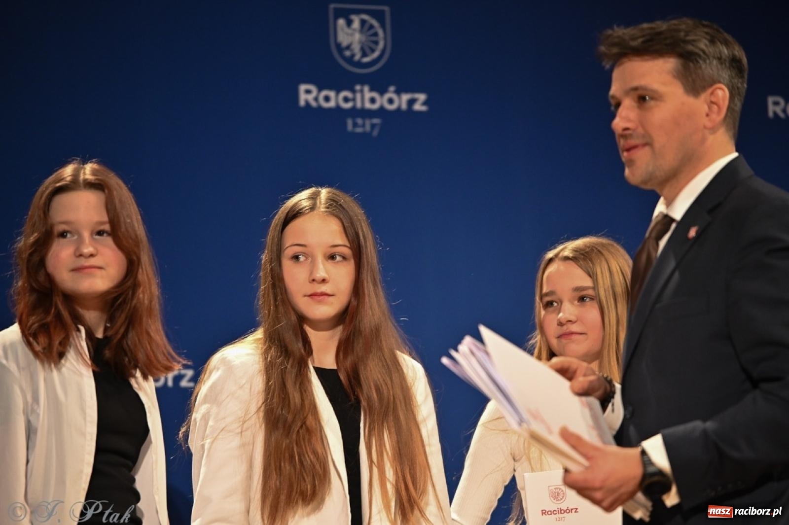 Zdjęcie w galerii na portalu naszraciborz.pl: Racibórz. Uroczyste rozdanie stypendiów za wyniki w nauce [FOTO i WIDEO] wiadomości z regionu