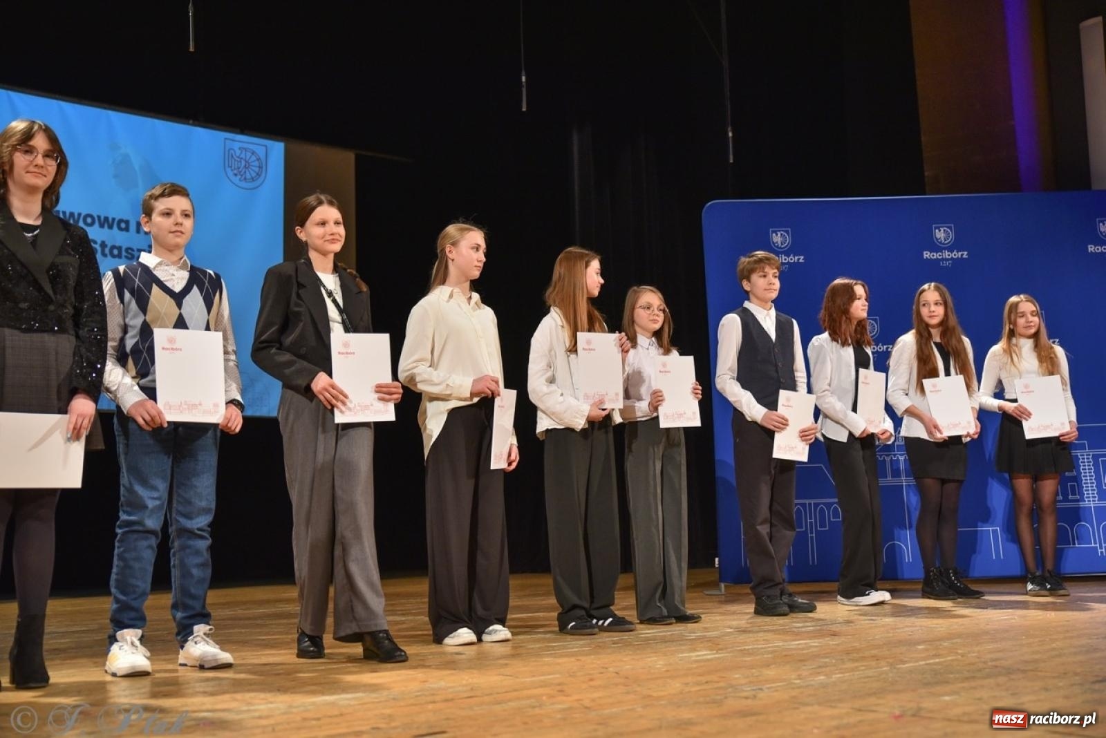 Zdjęcie w galerii na portalu naszraciborz.pl: Racibórz. Uroczyste rozdanie stypendiów za wyniki w nauce [FOTO i WIDEO] wiadomości z regionu