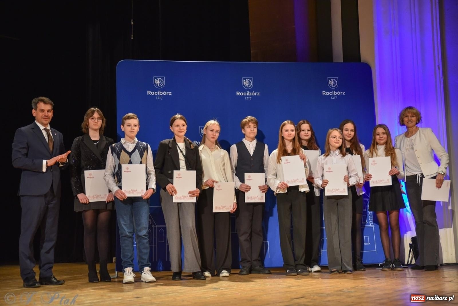 Zdjęcie w galerii na portalu naszraciborz.pl: Racibórz. Uroczyste rozdanie stypendiów za wyniki w nauce [FOTO i WIDEO] wiadomości z regionu
