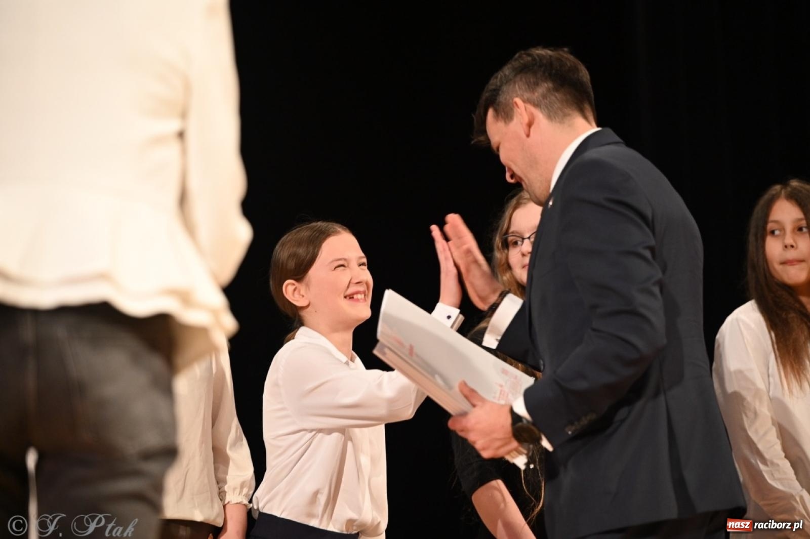 Zdjęcie w galerii na portalu naszraciborz.pl: Racibórz. Uroczyste rozdanie stypendiów za wyniki w nauce [FOTO i WIDEO] wiadomości z regionu