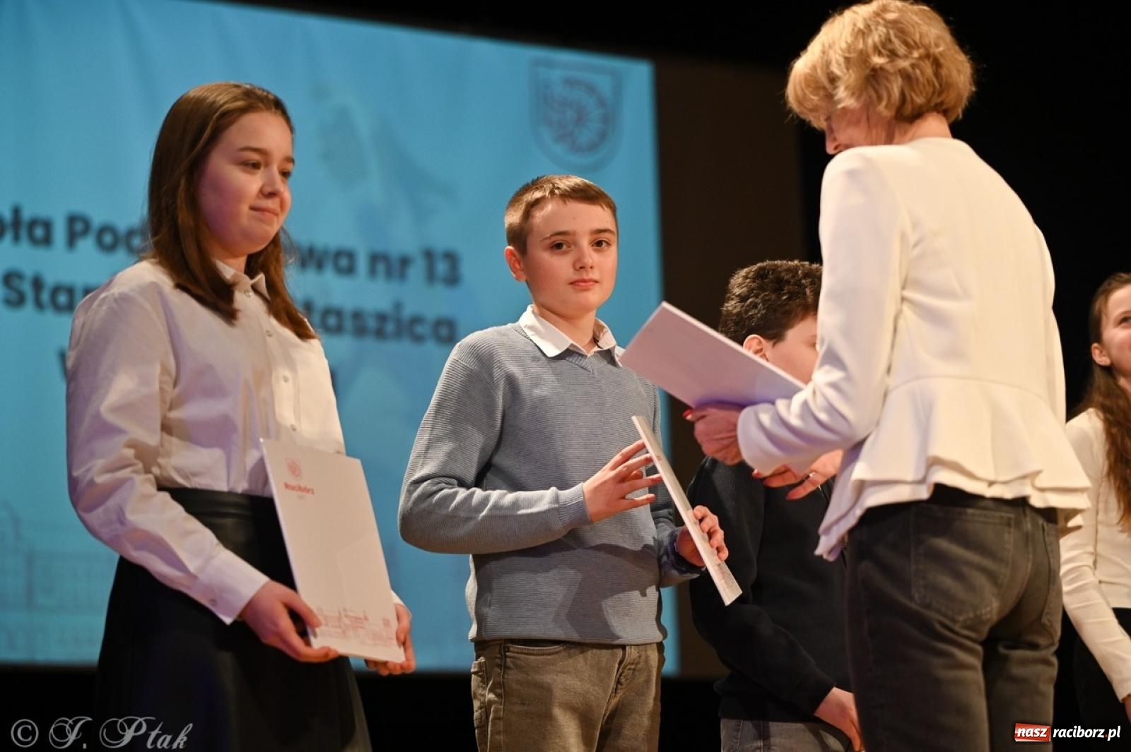 Zdjęcie w galerii na portalu naszraciborz.pl: Racibórz. Uroczyste rozdanie stypendiów za wyniki w nauce [FOTO i WIDEO] wiadomości z regionu