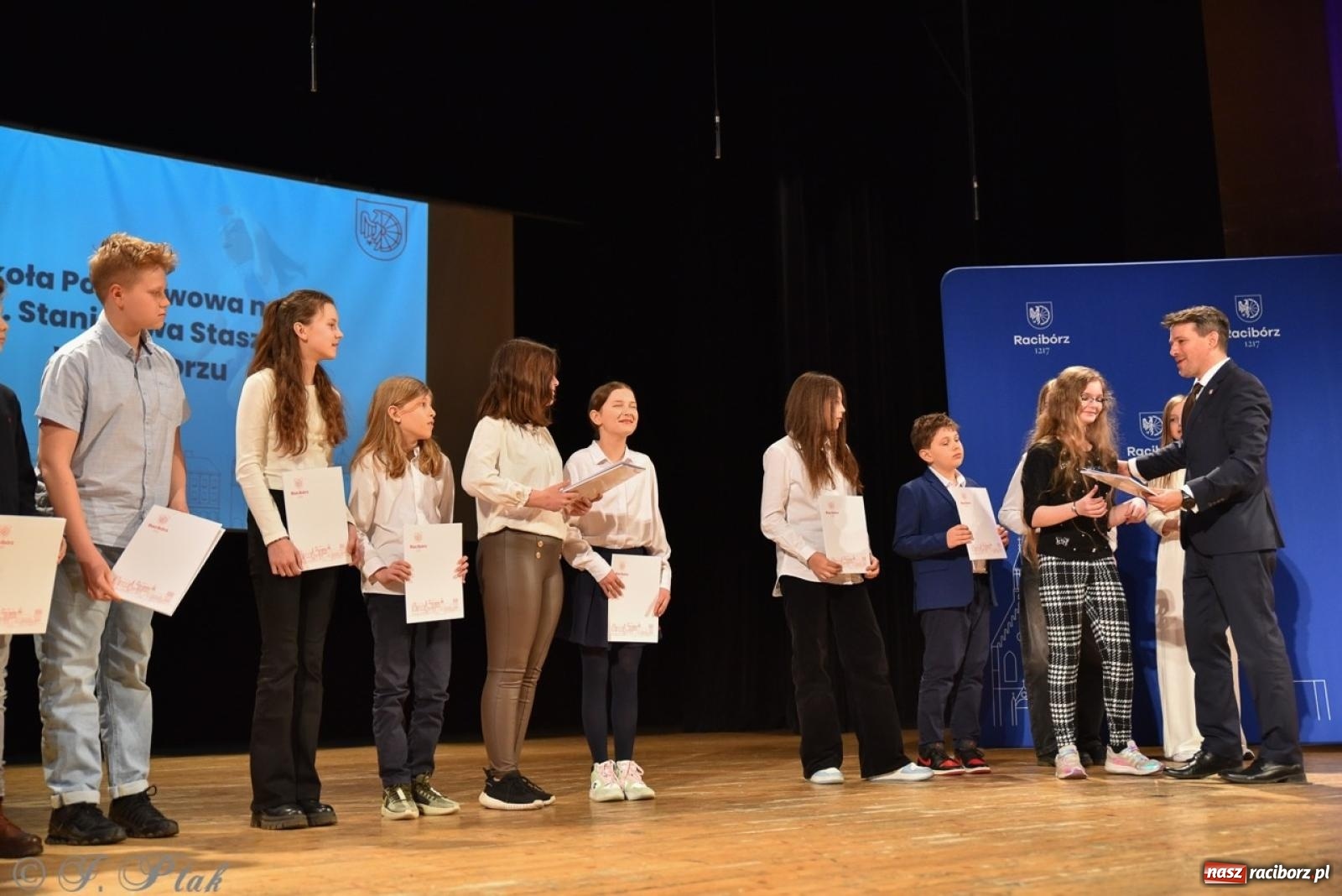 Zdjęcie w galerii na portalu naszraciborz.pl: Racibórz. Uroczyste rozdanie stypendiów za wyniki w nauce [FOTO i WIDEO] wiadomości z regionu