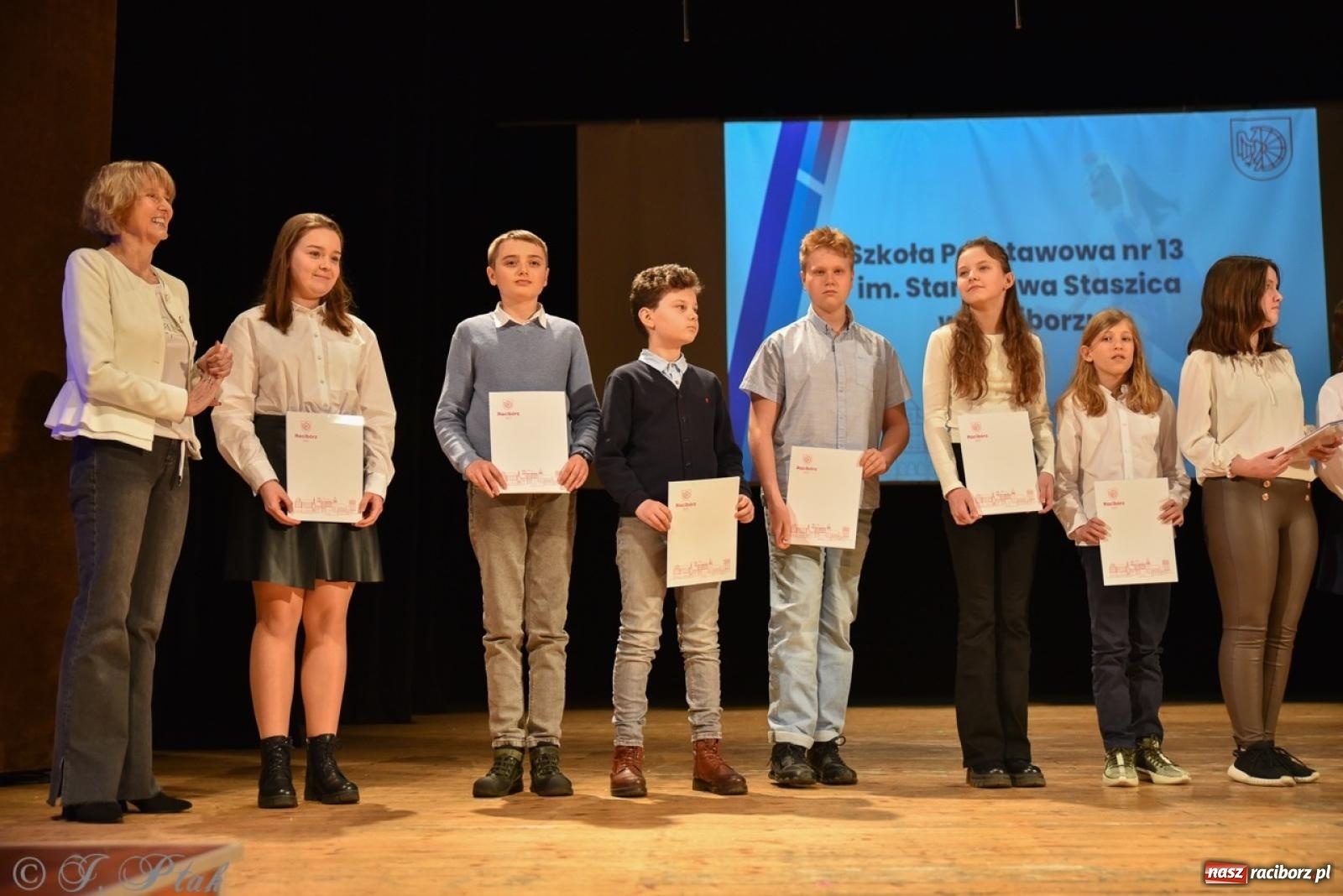 Zdjęcie w galerii na portalu naszraciborz.pl: Racibórz. Uroczyste rozdanie stypendiów za wyniki w nauce [FOTO i WIDEO] wiadomości z regionu