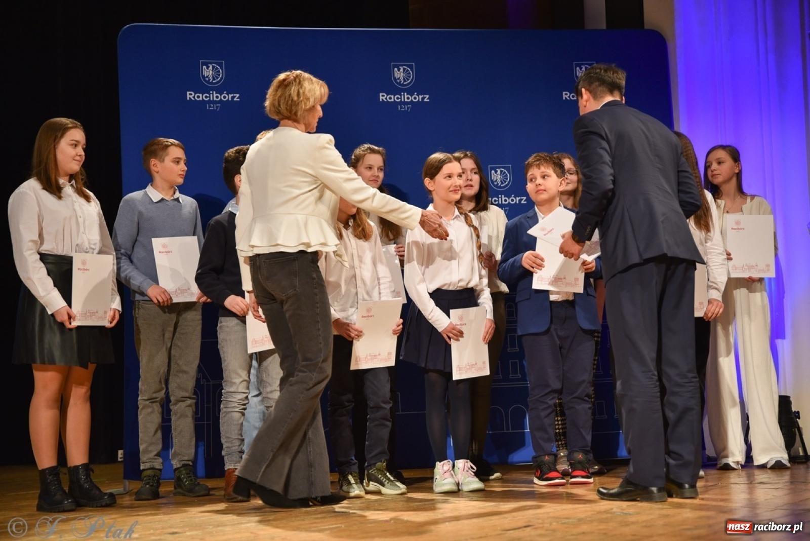 Zdjęcie w galerii na portalu naszraciborz.pl: Racibórz. Uroczyste rozdanie stypendiów za wyniki w nauce [FOTO i WIDEO] wiadomości z regionu