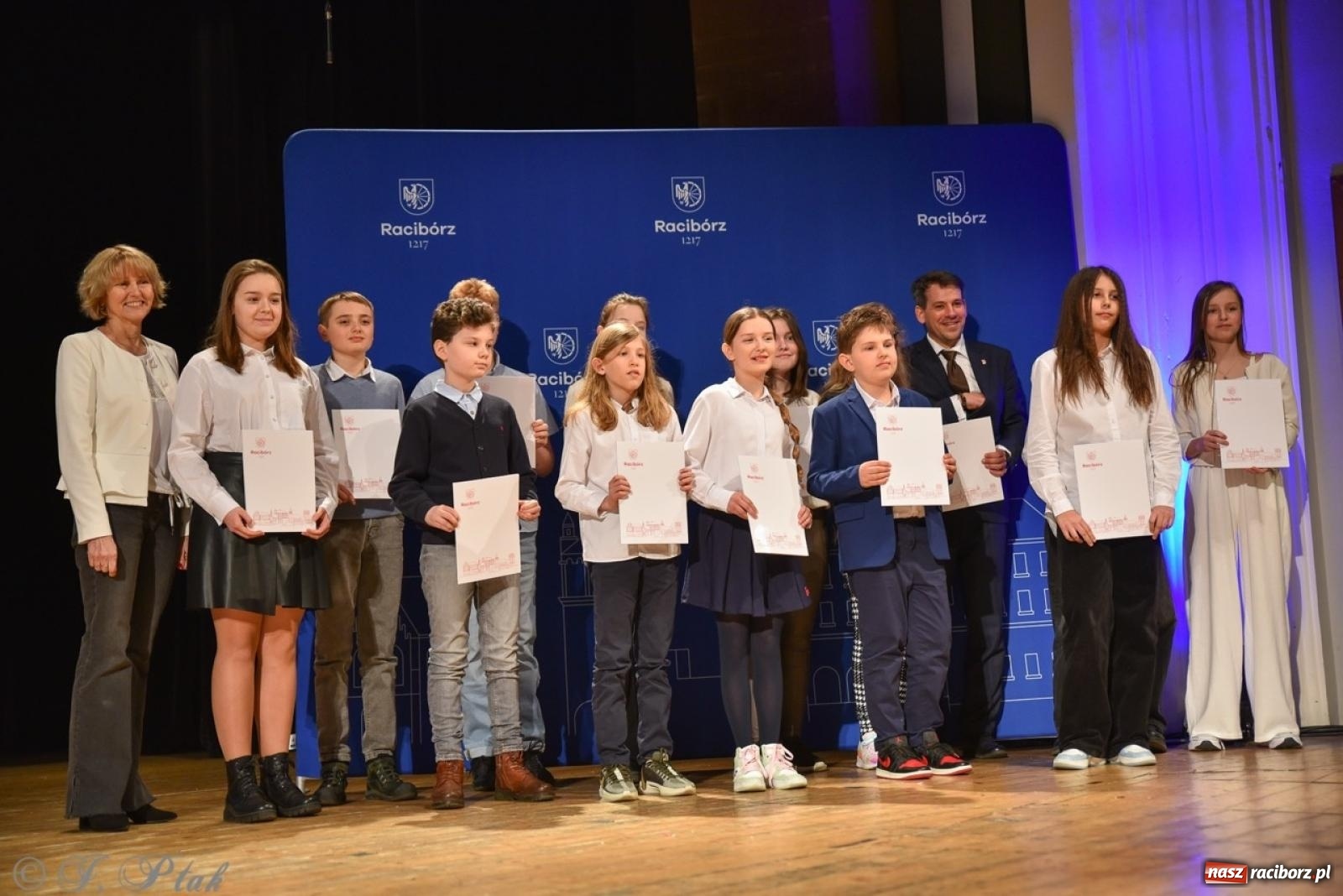 Zdjęcie w galerii na portalu naszraciborz.pl: Racibórz. Uroczyste rozdanie stypendiów za wyniki w nauce [FOTO i WIDEO] wiadomości z regionu