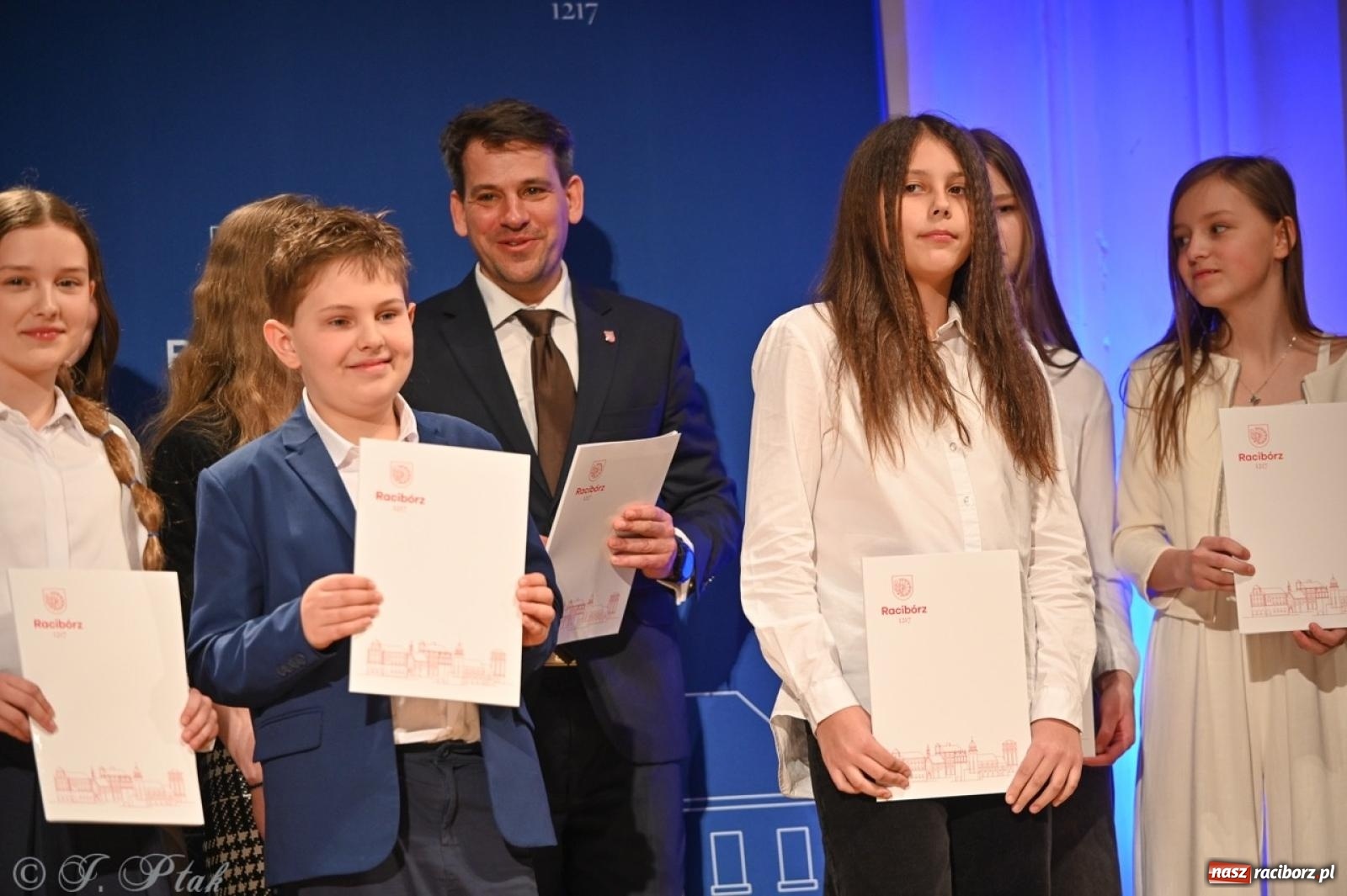 Zdjęcie w galerii na portalu naszraciborz.pl: Racibórz. Uroczyste rozdanie stypendiów za wyniki w nauce [FOTO i WIDEO] wiadomości z regionu
