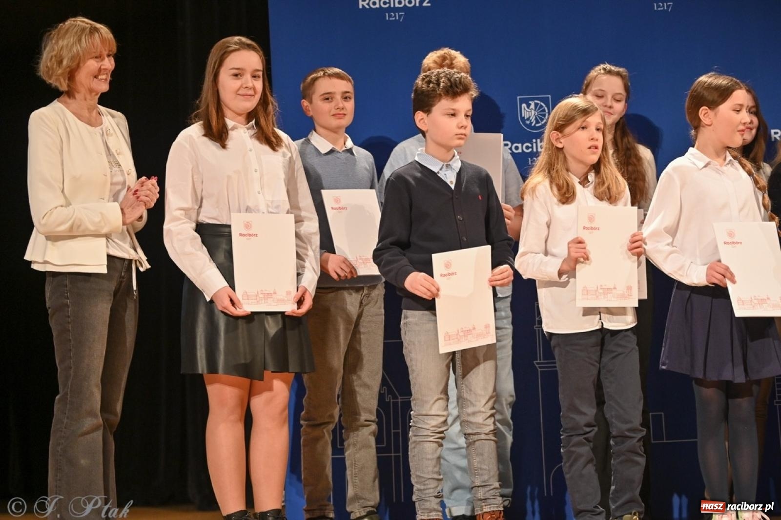 Zdjęcie w galerii na portalu naszraciborz.pl: Racibórz. Uroczyste rozdanie stypendiów za wyniki w nauce [FOTO i WIDEO] wiadomości z regionu
