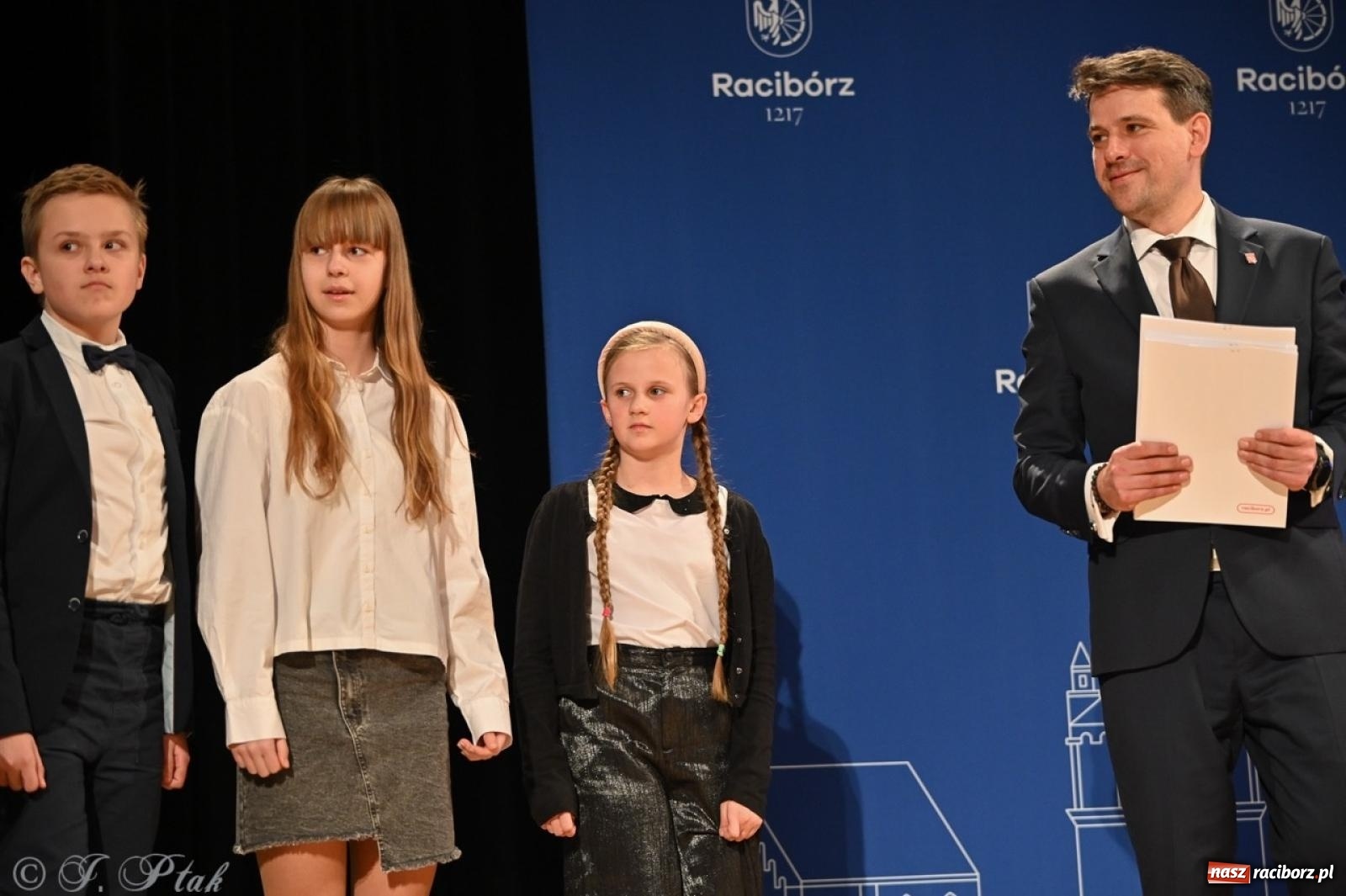 Zdjęcie w galerii na portalu naszraciborz.pl: Racibórz. Uroczyste rozdanie stypendiów za wyniki w nauce [FOTO i WIDEO] wiadomości z regionu