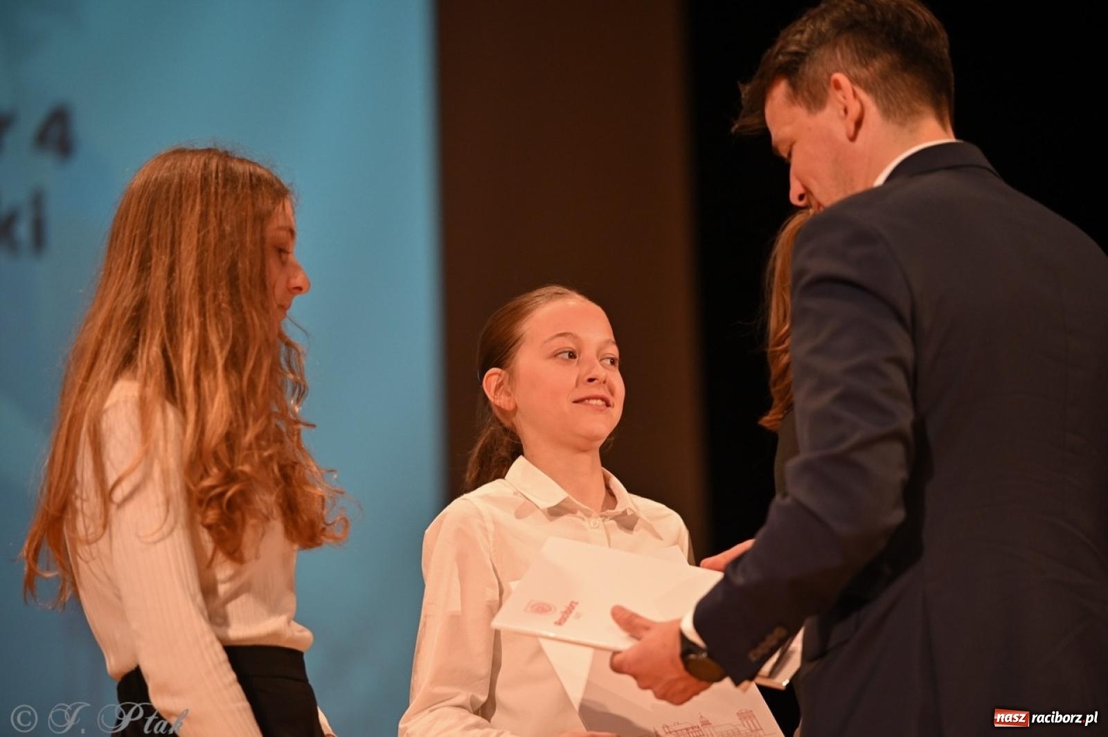 Zdjęcie w galerii na portalu naszraciborz.pl: Racibórz. Uroczyste rozdanie stypendiów za wyniki w nauce [FOTO i WIDEO] wiadomości z regionu