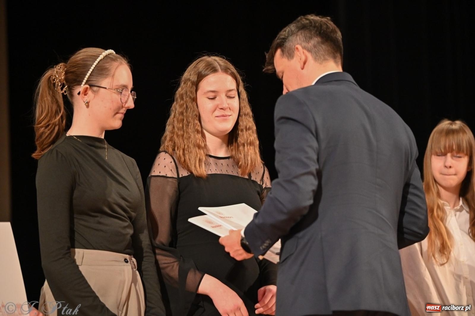 Zdjęcie w galerii na portalu naszraciborz.pl: Racibórz. Uroczyste rozdanie stypendiów za wyniki w nauce [FOTO i WIDEO] wiadomości z regionu