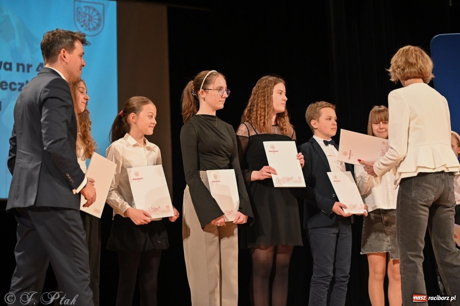Zdjęcie w galerii na portalu naszraciborz.pl: Racibórz. Uroczyste rozdanie stypendiów za wyniki w nauce [FOTO i WIDEO] wiadomości z regionu