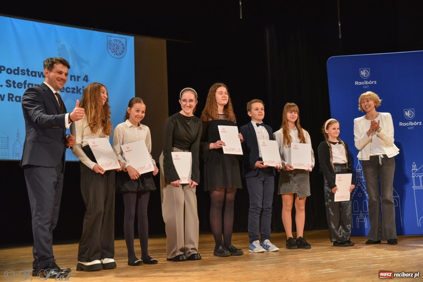 Zdjęcie w galerii na portalu naszraciborz.pl: Racibórz. Uroczyste rozdanie stypendiów za wyniki w nauce [FOTO i WIDEO] wiadomości z regionu