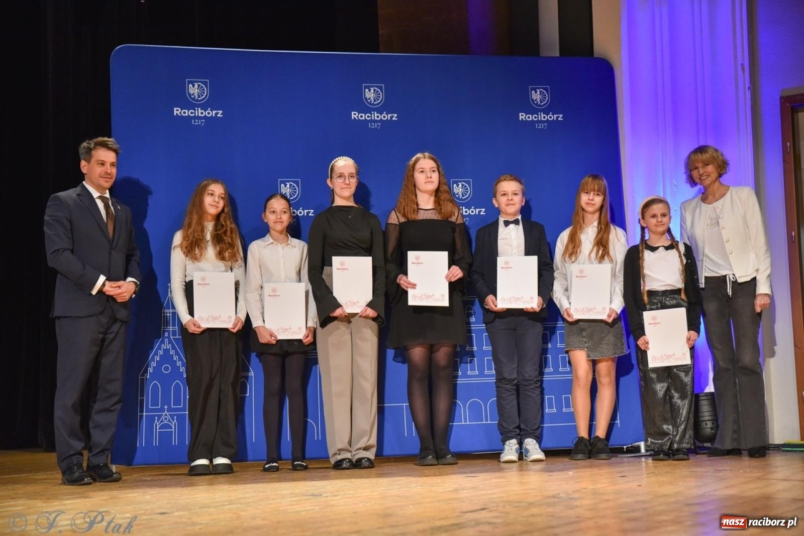 Zdjęcie w galerii na portalu naszraciborz.pl: Racibórz. Uroczyste rozdanie stypendiów za wyniki w nauce [FOTO i WIDEO] wiadomości z regionu