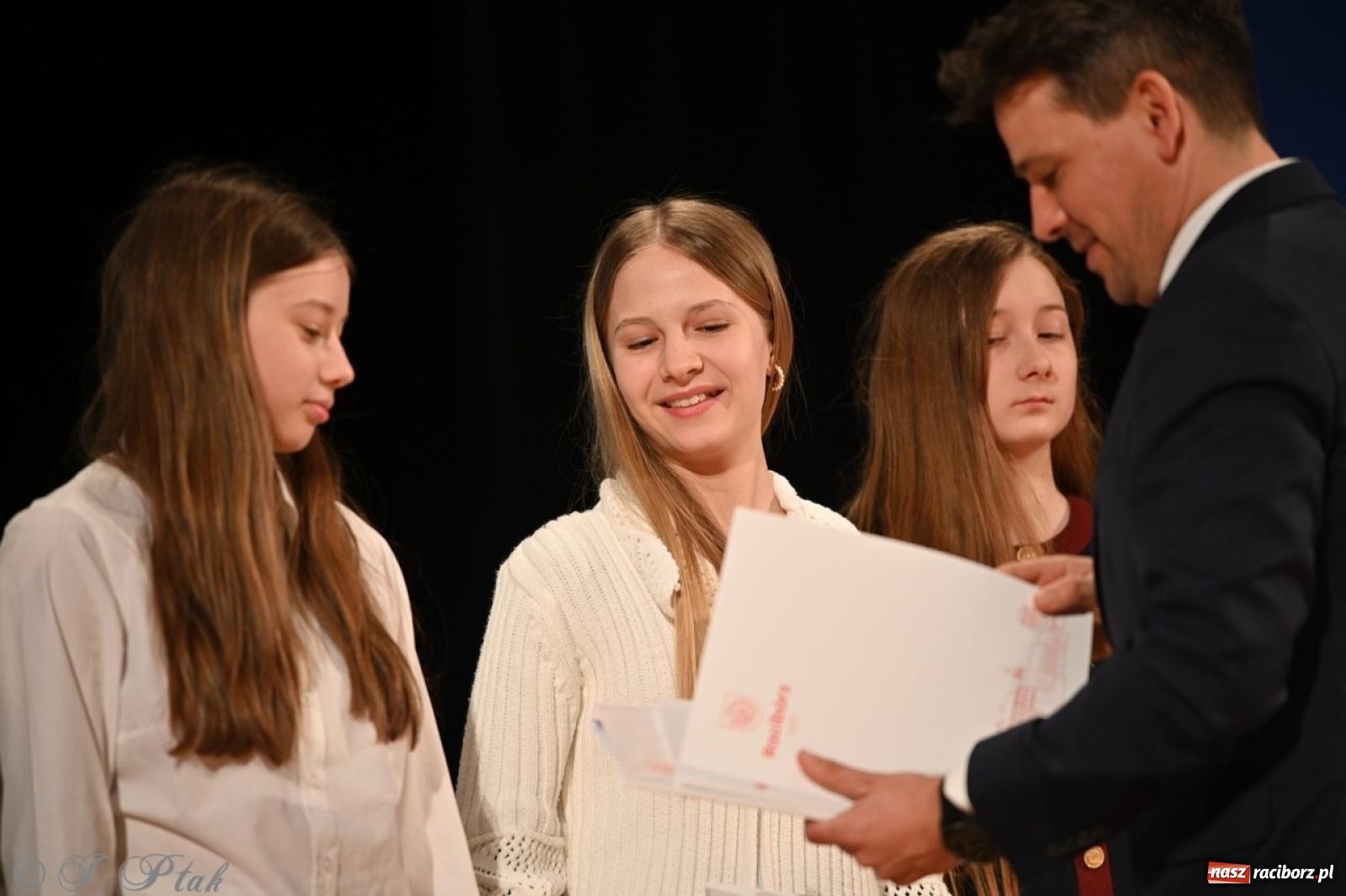 Zdjęcie w galerii na portalu naszraciborz.pl: Racibórz. Uroczyste rozdanie stypendiów za wyniki w nauce [FOTO i WIDEO] wiadomości z regionu