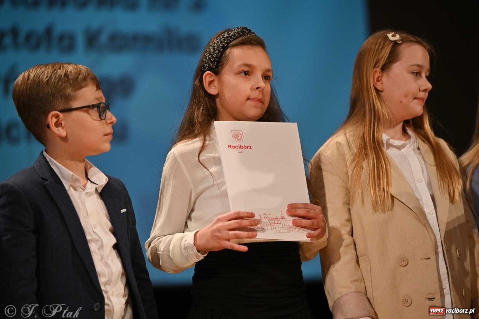 Zdjęcie w galerii na portalu naszraciborz.pl: Racibórz. Uroczyste rozdanie stypendiów za wyniki w nauce [FOTO i WIDEO] wiadomości z regionu