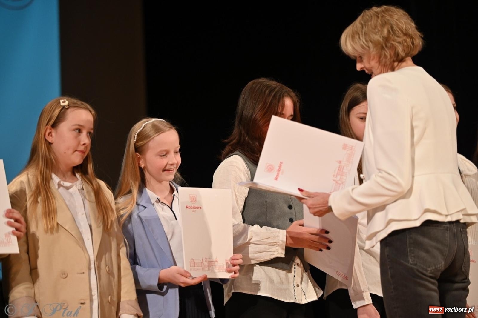 Zdjęcie w galerii na portalu naszraciborz.pl: Racibórz. Uroczyste rozdanie stypendiów za wyniki w nauce [FOTO i WIDEO] wiadomości z regionu