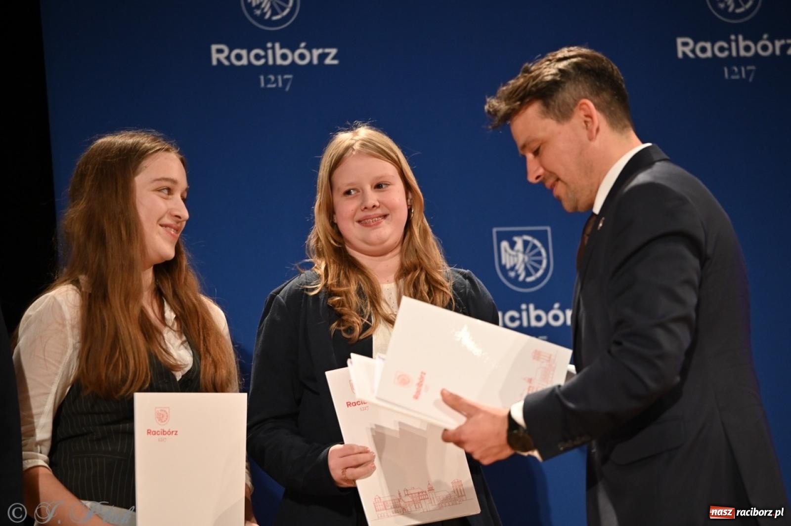 Zdjęcie w galerii na portalu naszraciborz.pl: Racibórz. Uroczyste rozdanie stypendiów za wyniki w nauce [FOTO i WIDEO] wiadomości z regionu