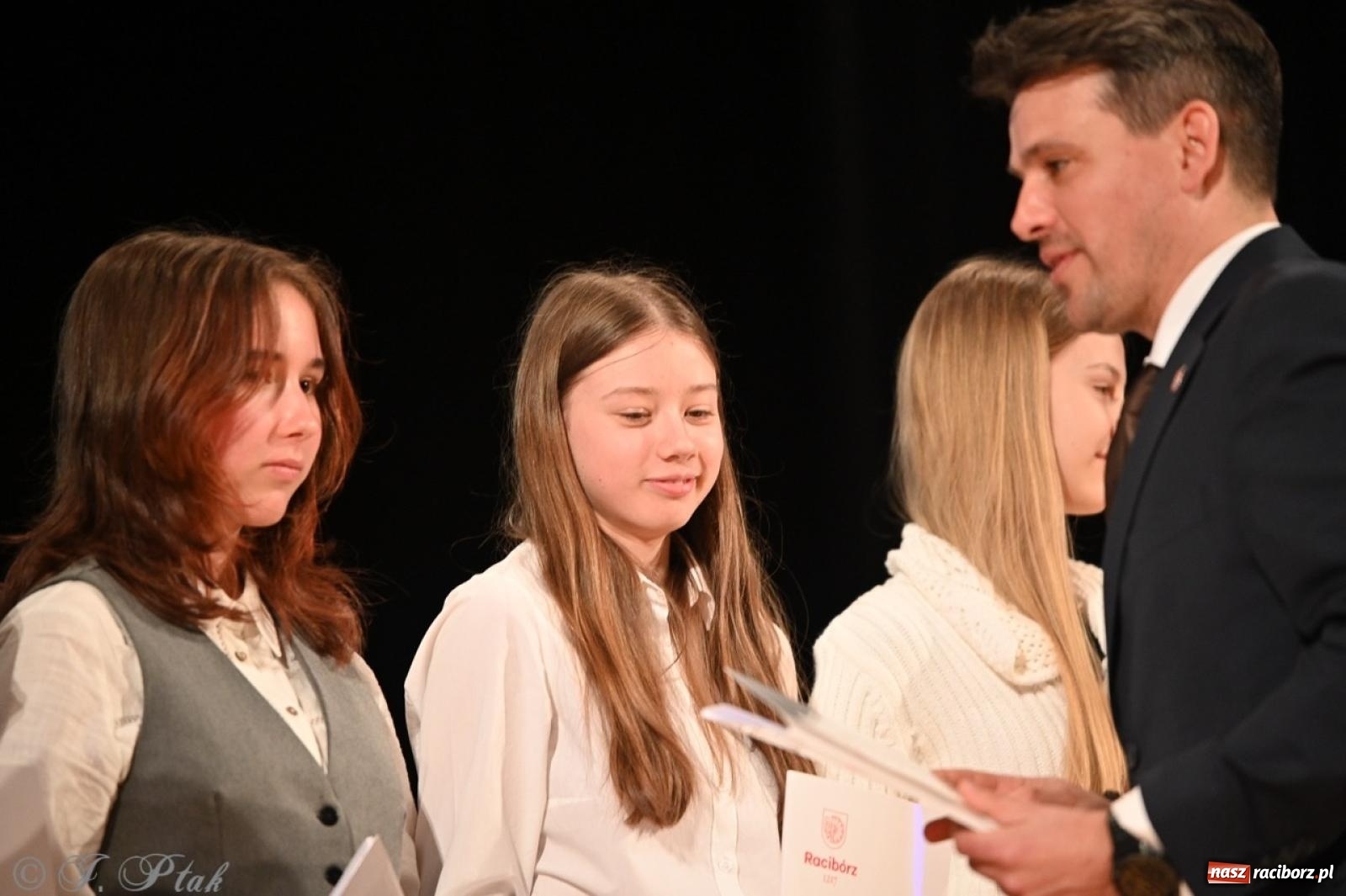 Zdjęcie w galerii na portalu naszraciborz.pl: Racibórz. Uroczyste rozdanie stypendiów za wyniki w nauce [FOTO i WIDEO] wiadomości z regionu