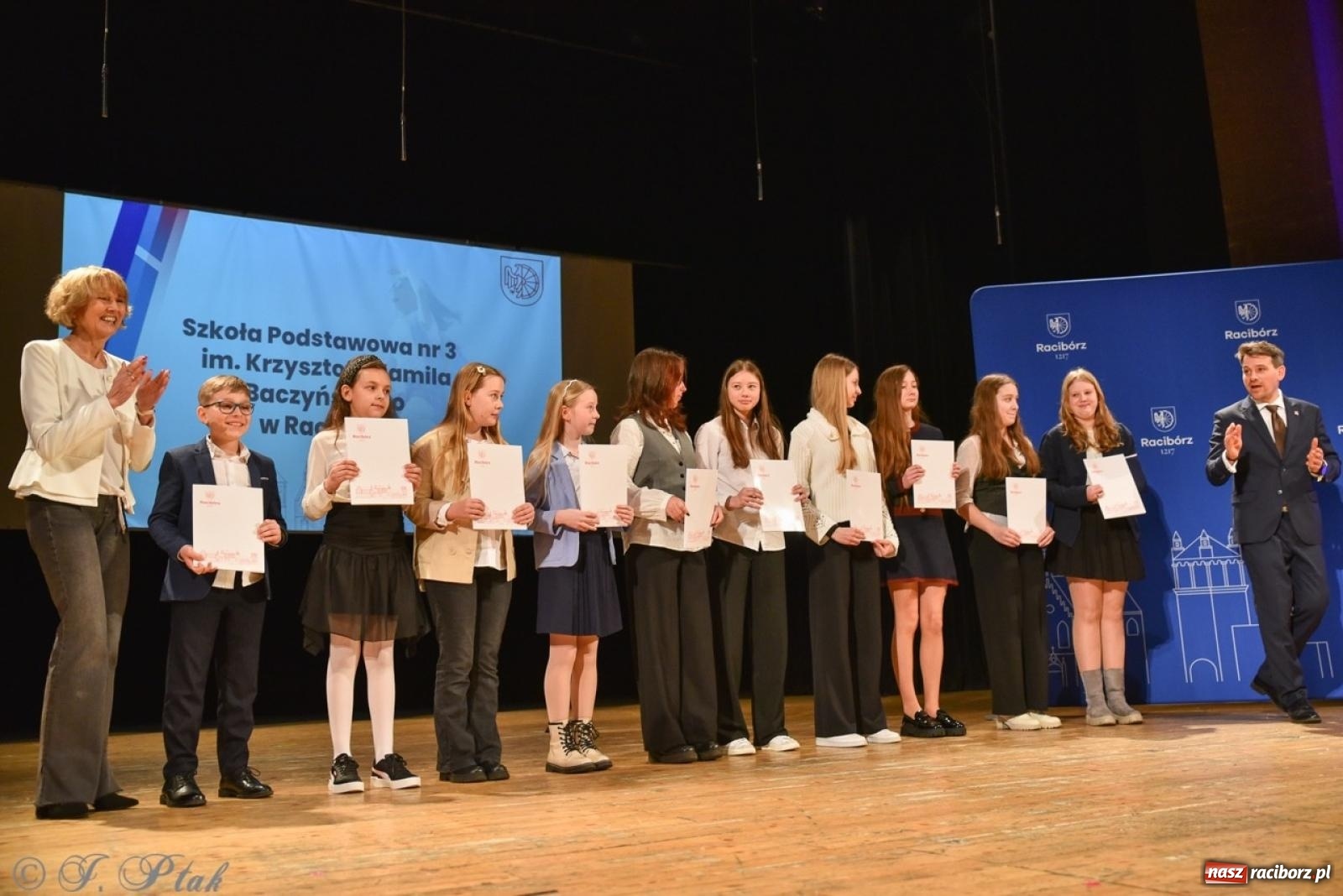 Zdjęcie w galerii na portalu naszraciborz.pl: Racibórz. Uroczyste rozdanie stypendiów za wyniki w nauce [FOTO i WIDEO] wiadomości z regionu