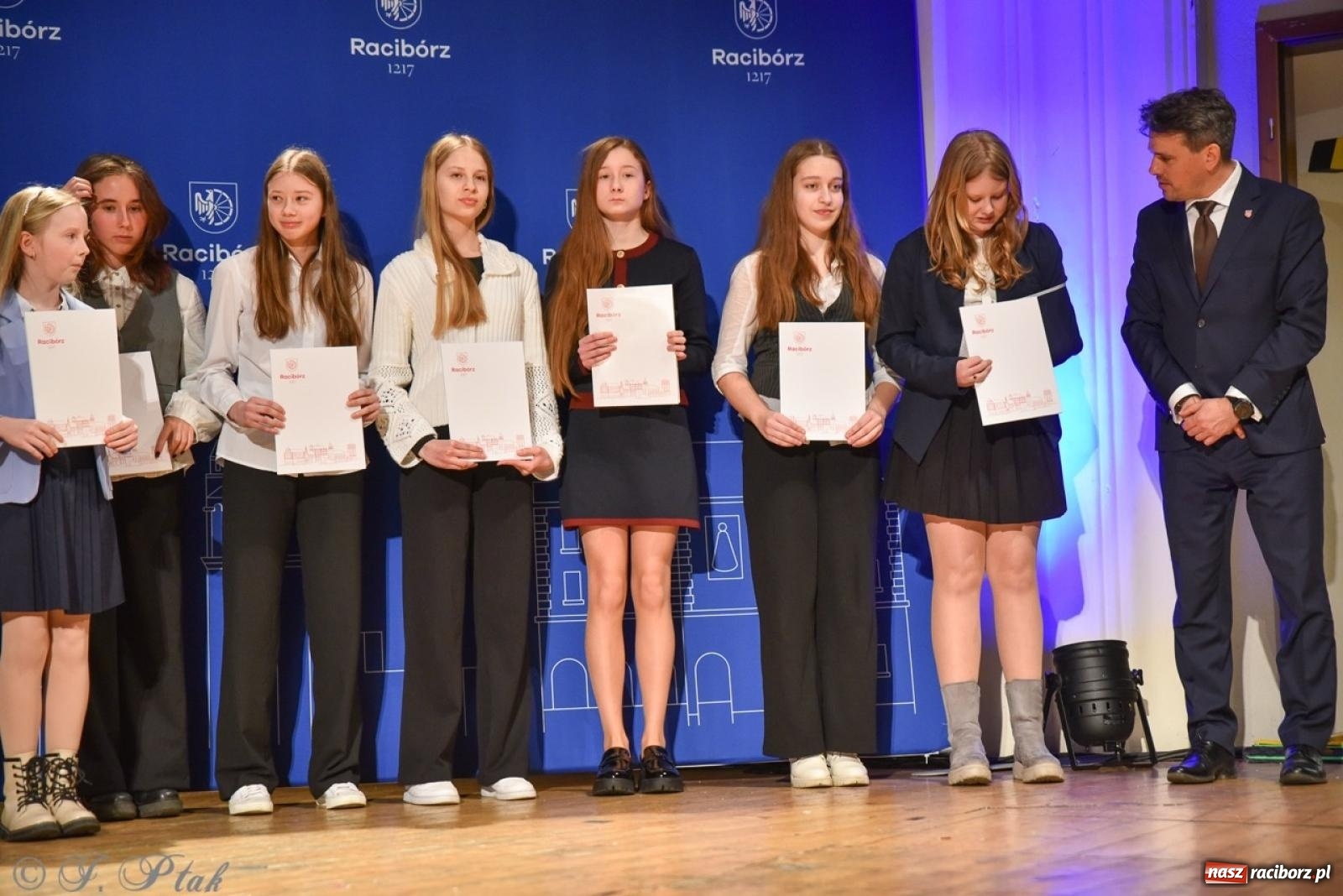 Zdjęcie w galerii na portalu naszraciborz.pl: Racibórz. Uroczyste rozdanie stypendiów za wyniki w nauce [FOTO i WIDEO] wiadomości z regionu
