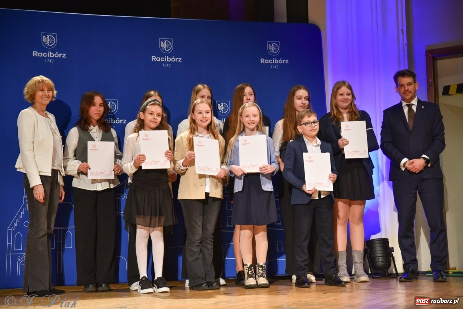 Zdjęcie w galerii na portalu naszraciborz.pl: Racibórz. Uroczyste rozdanie stypendiów za wyniki w nauce [FOTO i WIDEO] wiadomości z regionu