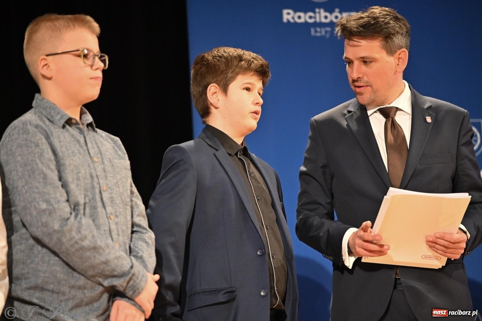 Zdjęcie w galerii na portalu naszraciborz.pl: Racibórz. Uroczyste rozdanie stypendiów za wyniki w nauce [FOTO i WIDEO] wiadomości z regionu