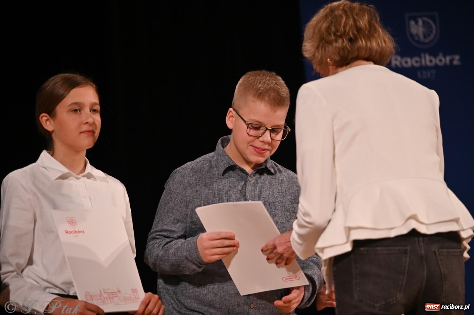 Zdjęcie w galerii na portalu naszraciborz.pl: Racibórz. Uroczyste rozdanie stypendiów za wyniki w nauce [FOTO i WIDEO] wiadomości z regionu