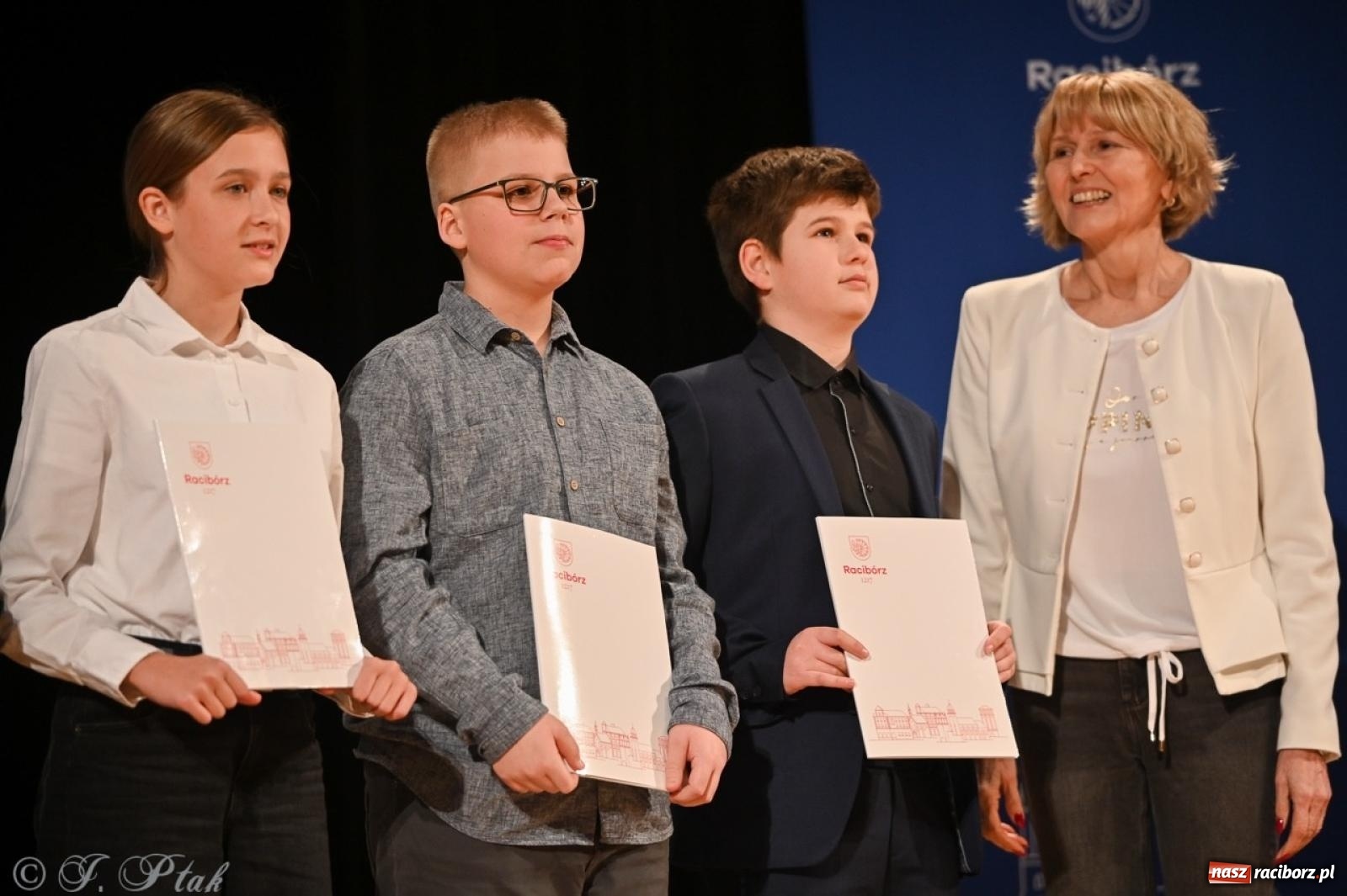 Zdjęcie w galerii na portalu naszraciborz.pl: Racibórz. Uroczyste rozdanie stypendiów za wyniki w nauce [FOTO i WIDEO] wiadomości z regionu