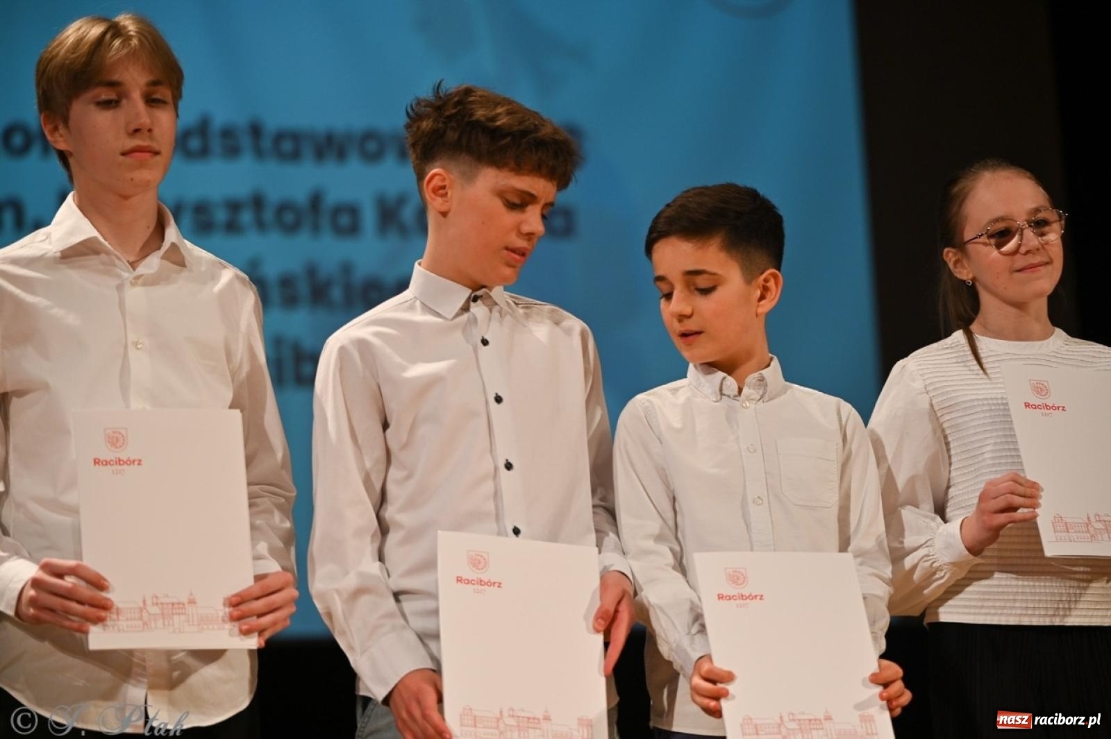 Zdjęcie w galerii na portalu naszraciborz.pl: Racibórz. Uroczyste rozdanie stypendiów za wyniki w nauce [FOTO i WIDEO] wiadomości z regionu