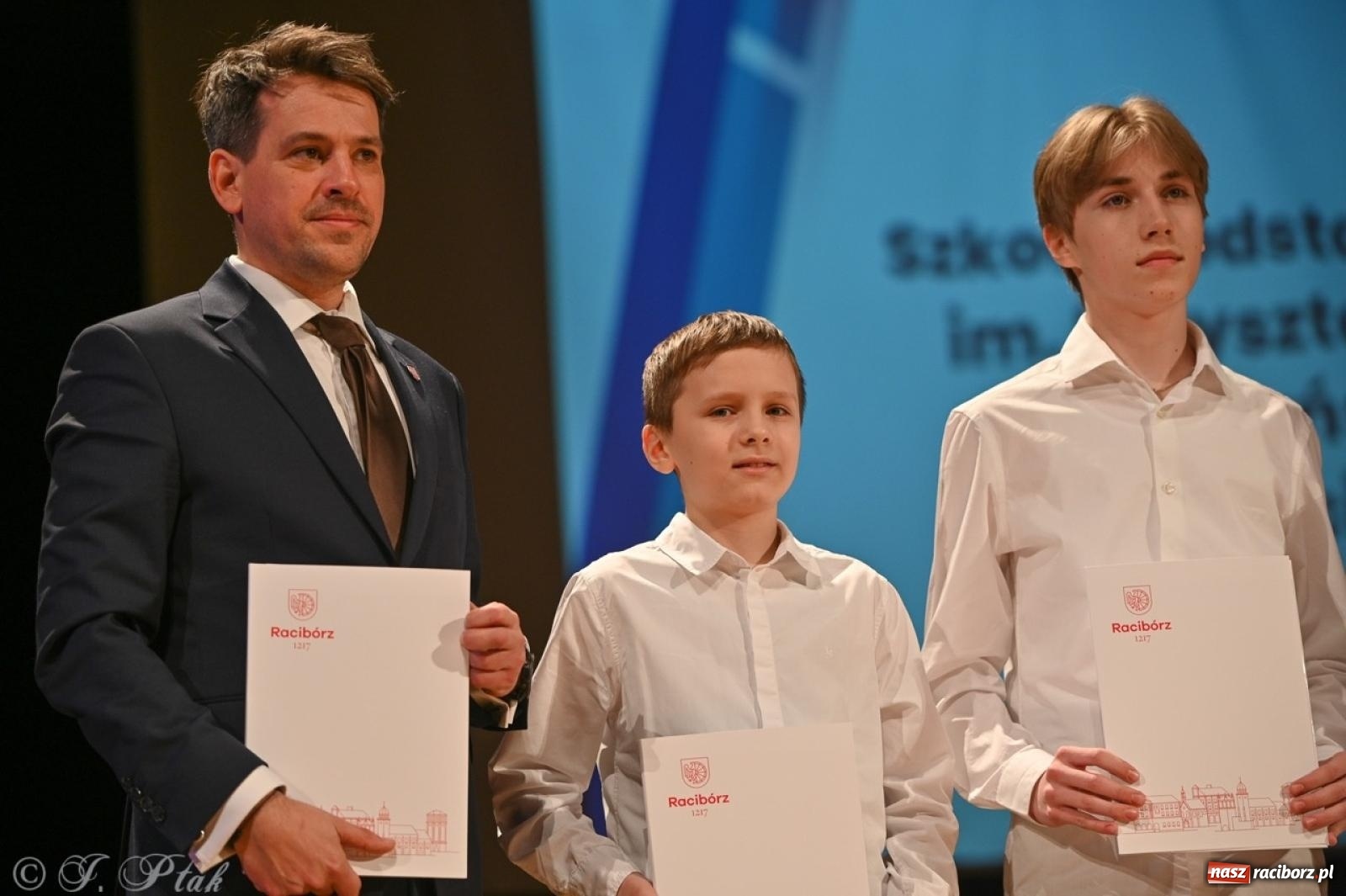 Zdjęcie w galerii na portalu naszraciborz.pl: Racibórz. Uroczyste rozdanie stypendiów za wyniki w nauce [FOTO i WIDEO] wiadomości z regionu