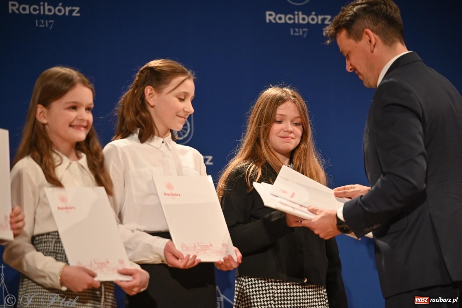 Zdjęcie w galerii na portalu naszraciborz.pl: Racibórz. Uroczyste rozdanie stypendiów za wyniki w nauce [FOTO i WIDEO] wiadomości z regionu