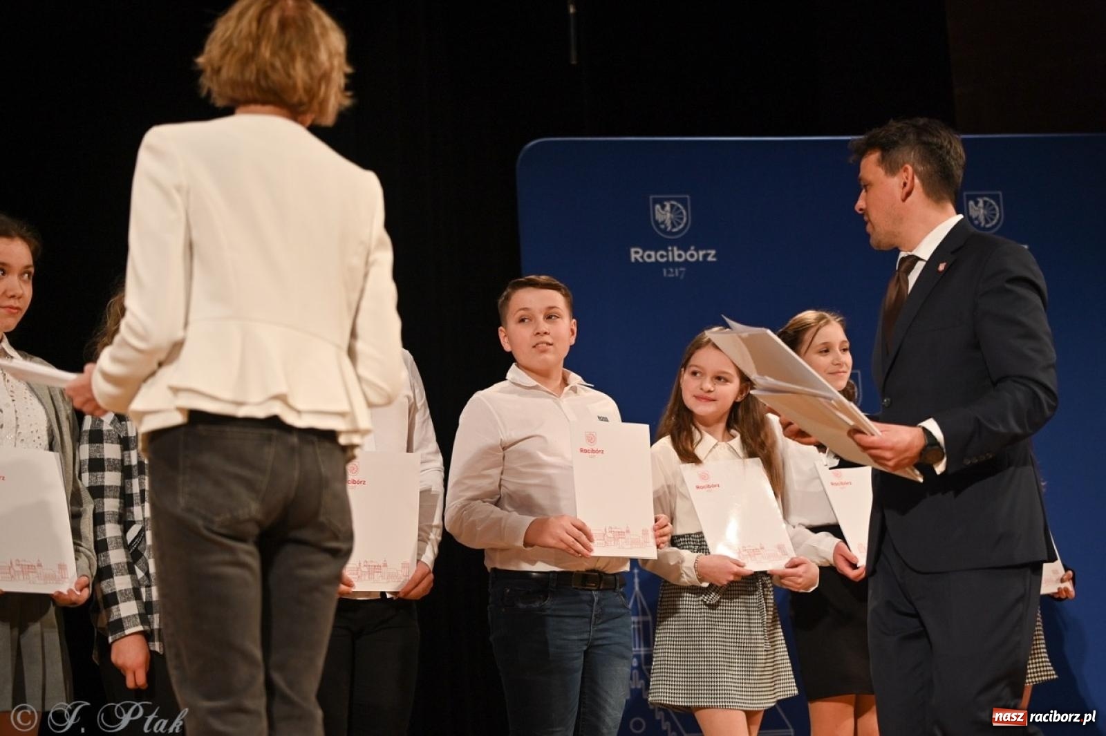 Zdjęcie w galerii na portalu naszraciborz.pl: Racibórz. Uroczyste rozdanie stypendiów za wyniki w nauce [FOTO i WIDEO] wiadomości z regionu