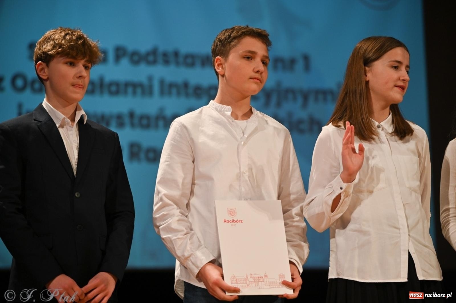 Zdjęcie w galerii na portalu naszraciborz.pl: Racibórz. Uroczyste rozdanie stypendiów za wyniki w nauce [FOTO i WIDEO] wiadomości z regionu