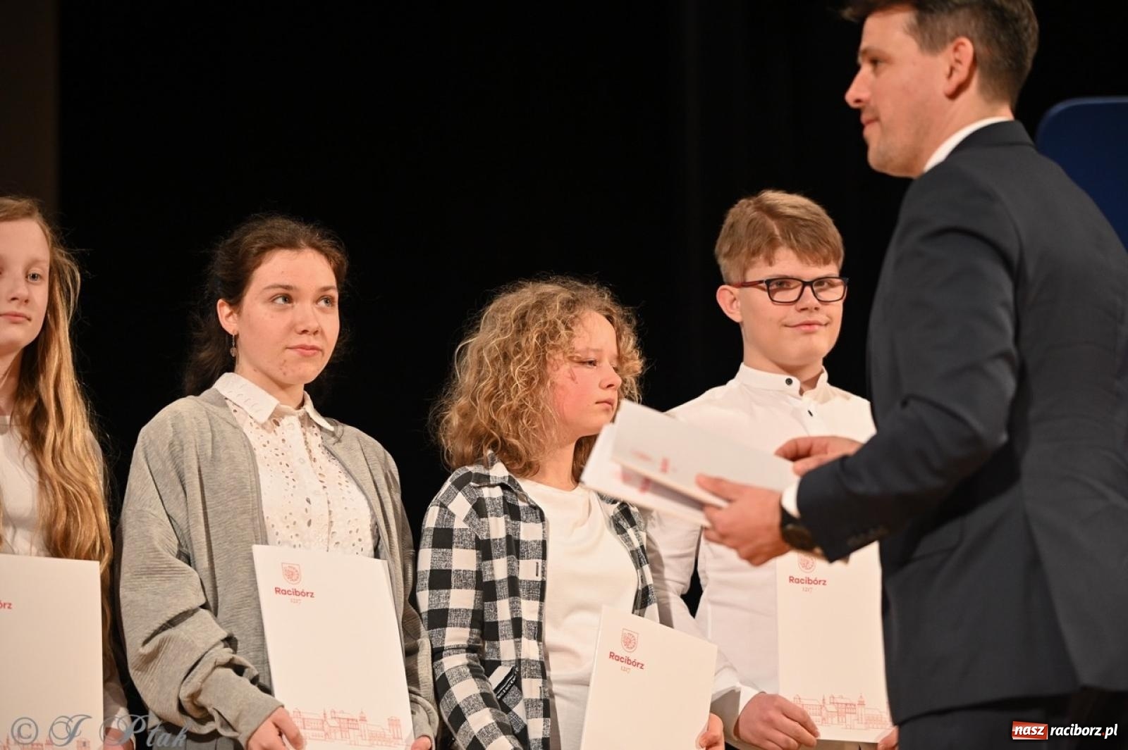 Zdjęcie w galerii na portalu naszraciborz.pl: Racibórz. Uroczyste rozdanie stypendiów za wyniki w nauce [FOTO i WIDEO] wiadomości z regionu