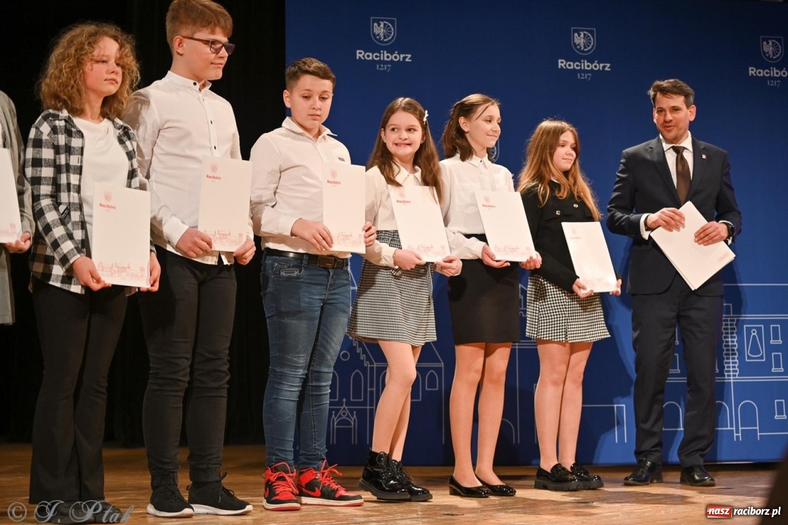 Zdjęcie w galerii na portalu naszraciborz.pl: Racibórz. Uroczyste rozdanie stypendiów za wyniki w nauce [FOTO i WIDEO] wiadomości z regionu