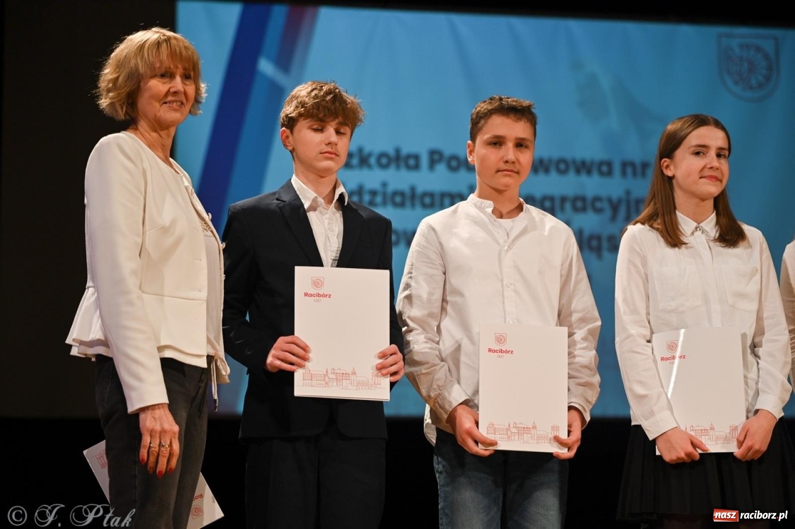 Zdjęcie w galerii na portalu naszraciborz.pl: Racibórz. Uroczyste rozdanie stypendiów za wyniki w nauce [FOTO i WIDEO] wiadomości z regionu