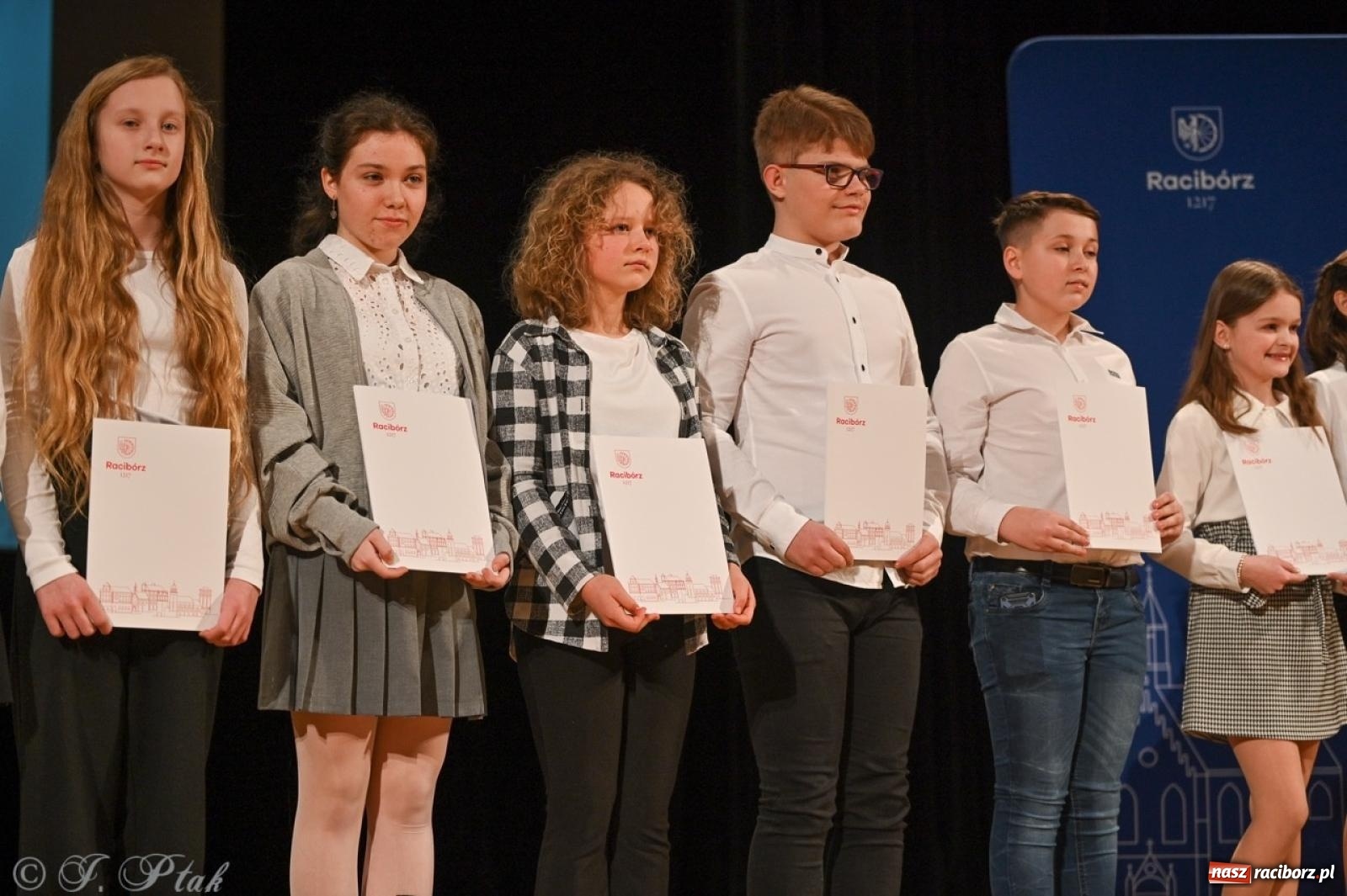 Zdjęcie w galerii na portalu naszraciborz.pl: Racibórz. Uroczyste rozdanie stypendiów za wyniki w nauce [FOTO i WIDEO] wiadomości z regionu