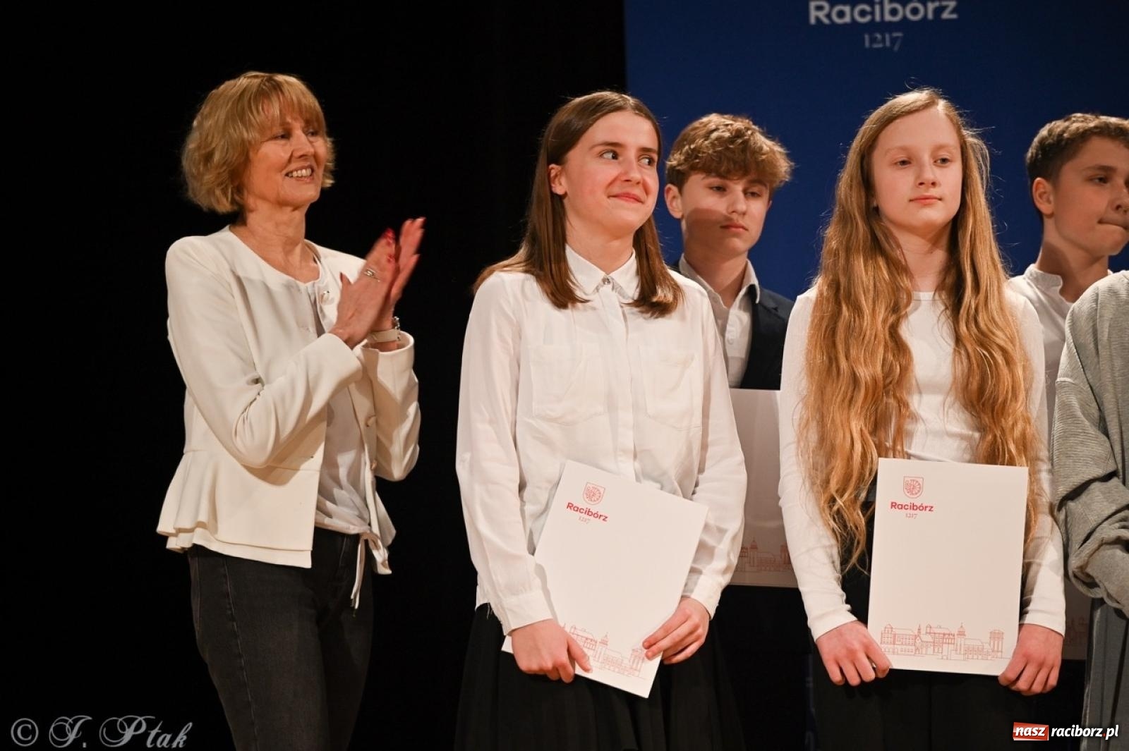 Zdjęcie w galerii na portalu naszraciborz.pl: Racibórz. Uroczyste rozdanie stypendiów za wyniki w nauce [FOTO i WIDEO] wiadomości z regionu