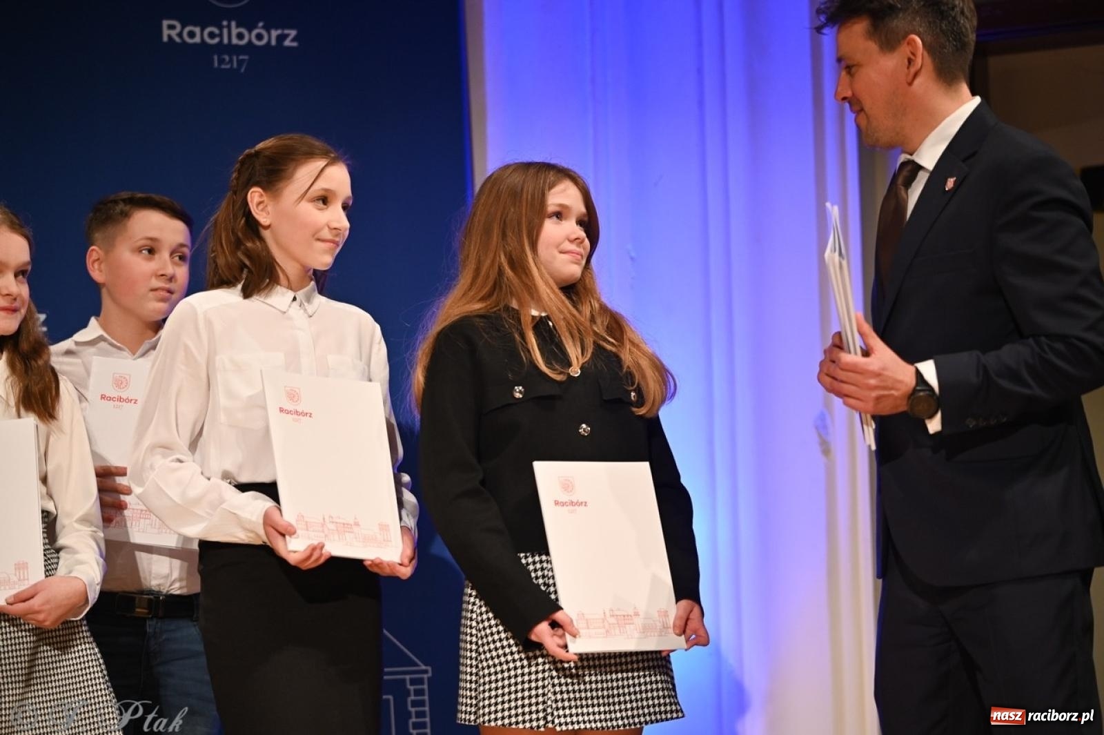 Zdjęcie w galerii na portalu naszraciborz.pl: Racibórz. Uroczyste rozdanie stypendiów za wyniki w nauce [FOTO i WIDEO] wiadomości z regionu