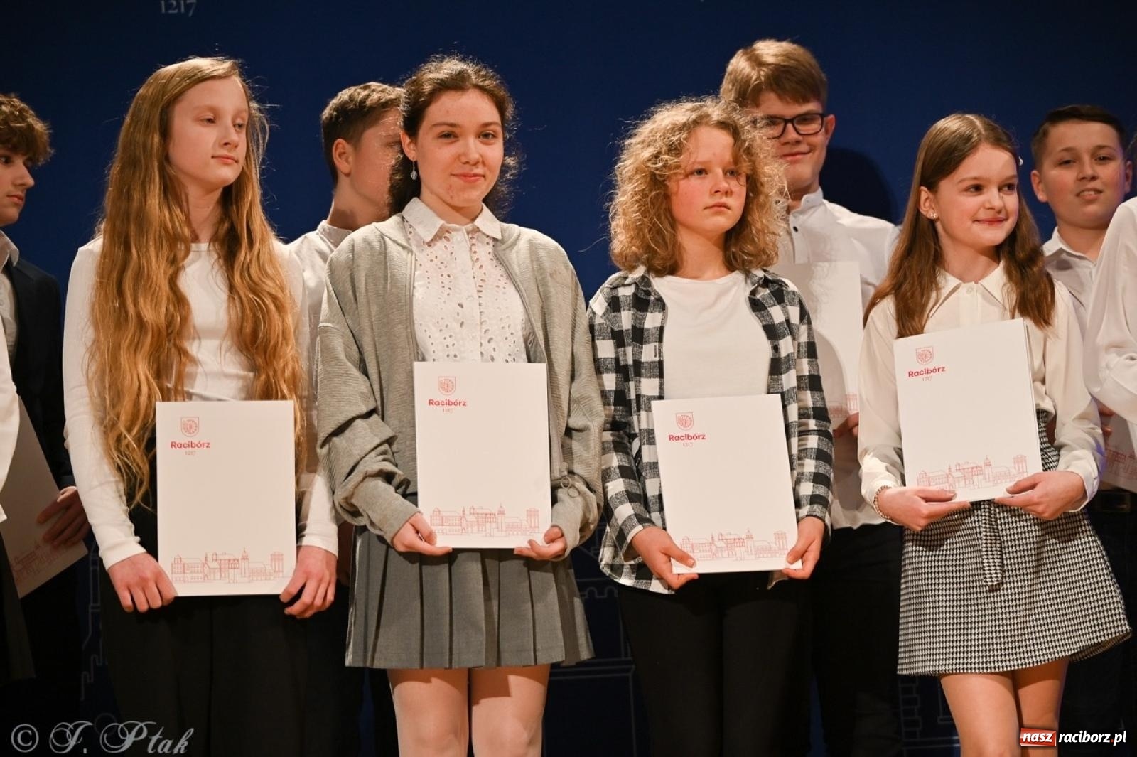 Zdjęcie w galerii na portalu naszraciborz.pl: Racibórz. Uroczyste rozdanie stypendiów za wyniki w nauce [FOTO i WIDEO] wiadomości z regionu
