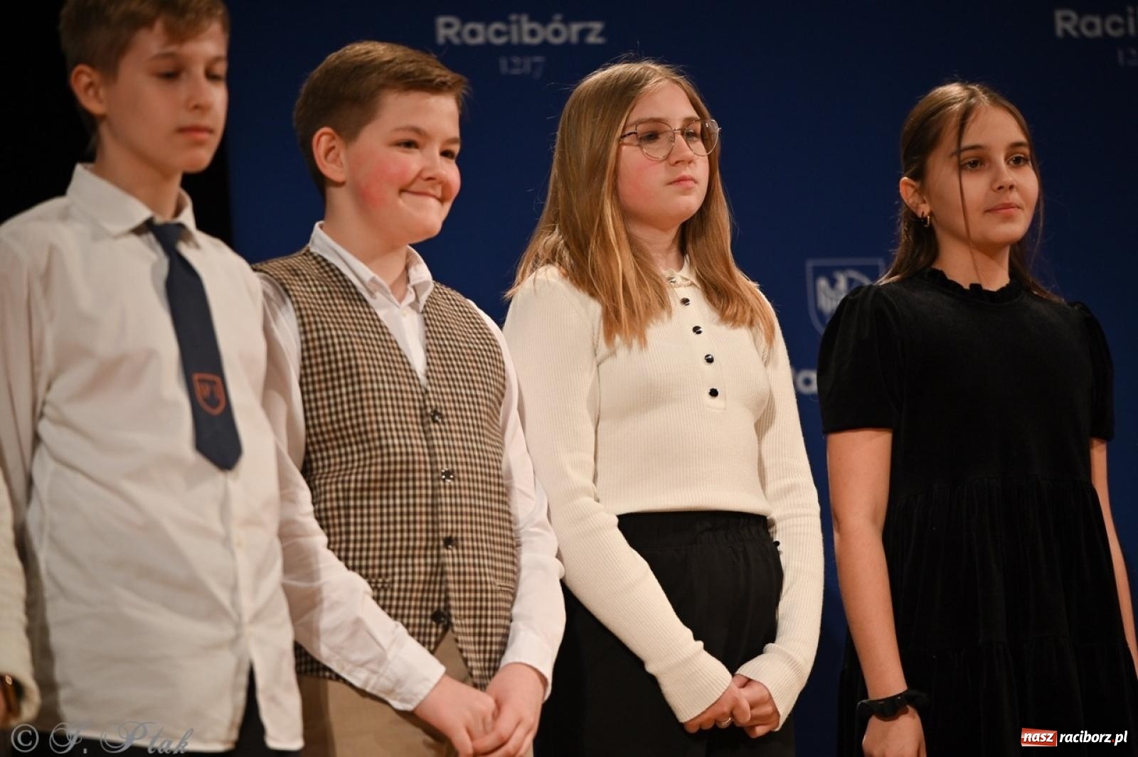 Zdjęcie w galerii na portalu naszraciborz.pl: Racibórz. Uroczyste rozdanie stypendiów za wyniki w nauce [FOTO i WIDEO] wiadomości z regionu