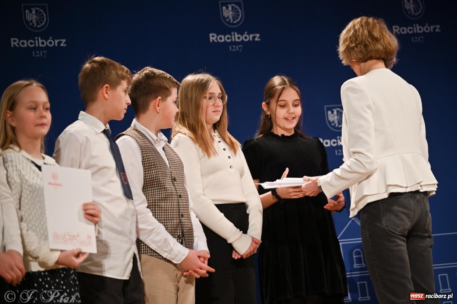 Zdjęcie w galerii na portalu naszraciborz.pl: Racibórz. Uroczyste rozdanie stypendiów za wyniki w nauce [FOTO i WIDEO] wiadomości z regionu