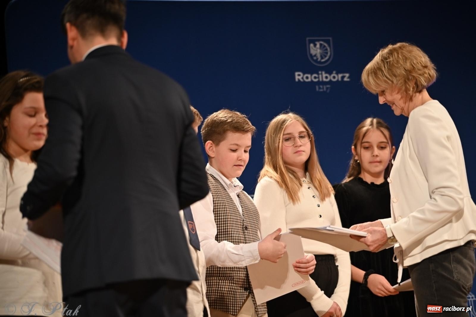 Zdjęcie w galerii na portalu naszraciborz.pl: Racibórz. Uroczyste rozdanie stypendiów za wyniki w nauce [FOTO i WIDEO] wiadomości z regionu
